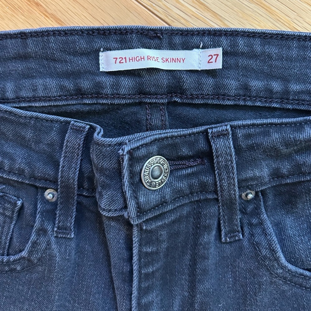 ***SOLD***
Women’s Levi Jeans Bundle - Picture 6 of 9